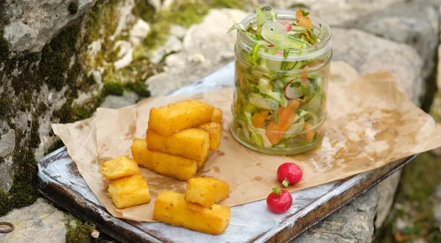 Käse-Polenta-Croutons mit grünem Salat