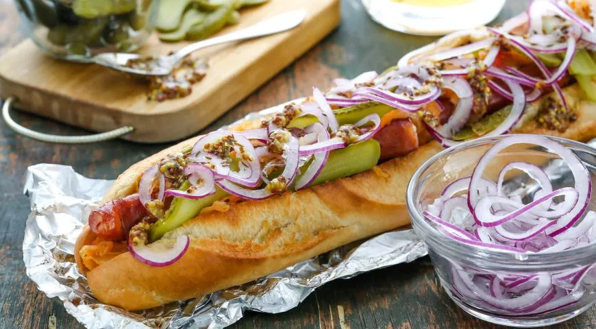 Hot Dogs mit geräucherten Würstchen und gedünstetem Kohl