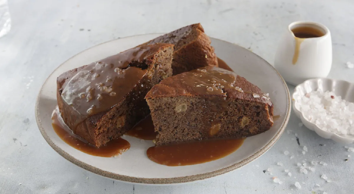 Dattelkuchen mit gesalzenem Karamell