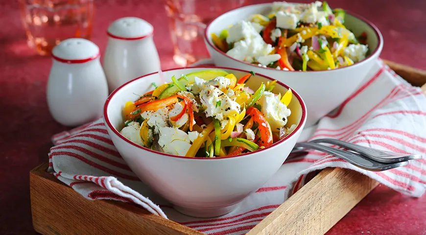 Salat aus gebratenen Paprika mit Feta-Käse