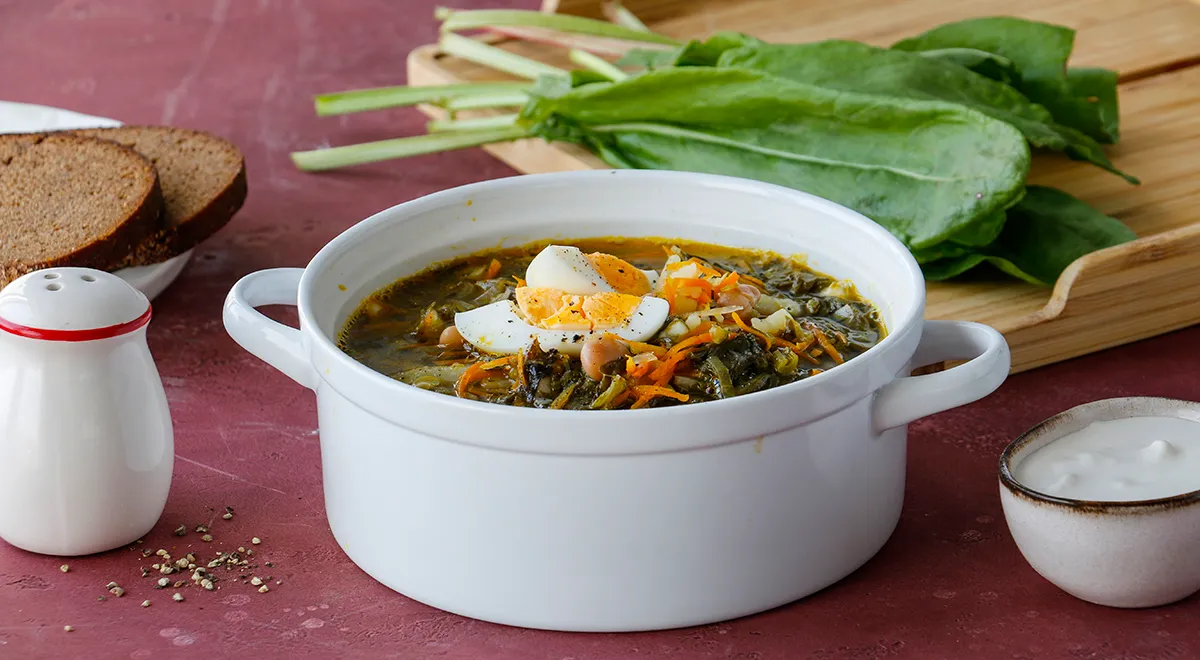 Fastengrüner Borschtsch mit Sauerampfer