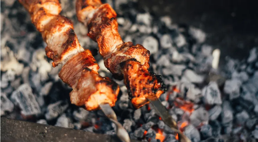 Schaschlik auf dem Grill kochen