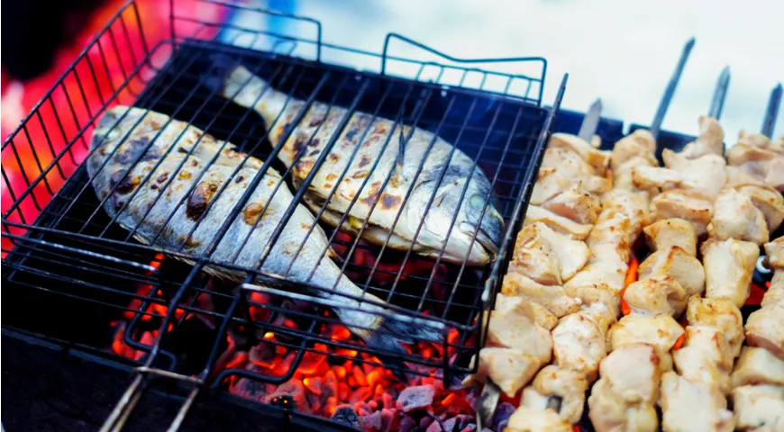 Fisch und Spieße auf dem Grill zubereiten