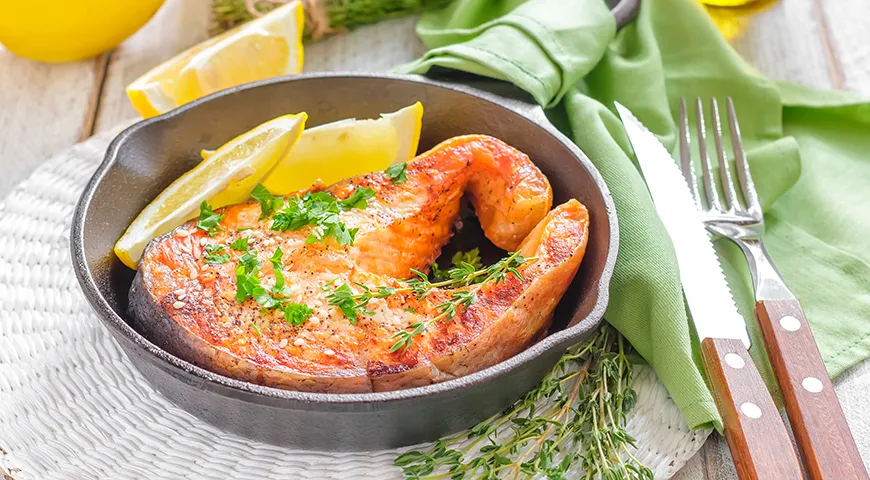 Klassisches Rezept zum Garen von Forellensteaks im Ofen