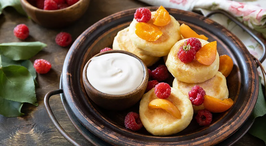 Die Vorteile von Käsekuchen mit Beeren und Früchten zum Frühstück stehen außer Zweifel – dieses Gericht enthält Proteine, Kohlenhydrate und Ballaststoffe.