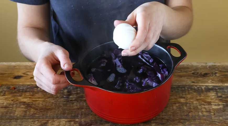 Eier mit Rotkohl färben