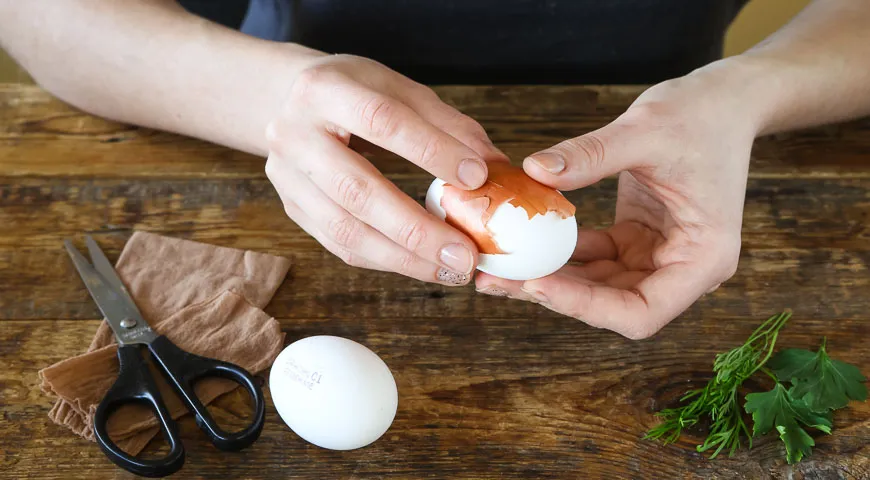 Eier mit Zwiebelschalen dekorieren (Schritt 1)