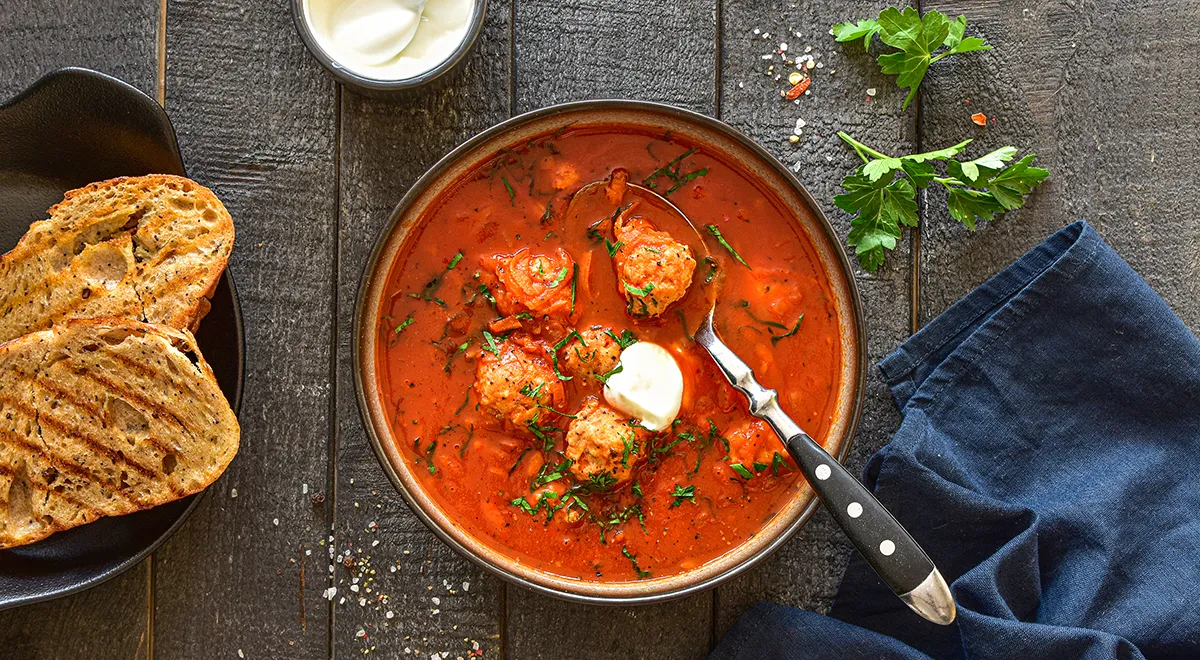 Tomatensuppe mit Fleischbällchen