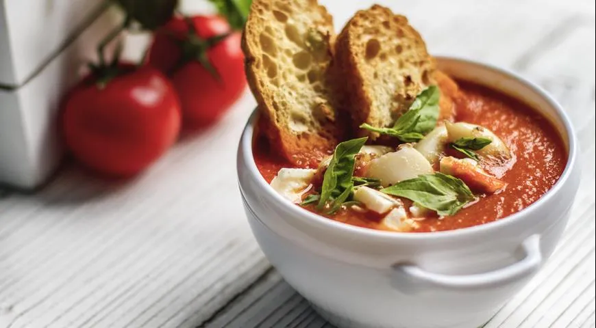 Tomatenpüree-Suppe mit püriertem Gemüse, Tintenfisch und knusprigem Ciabatta