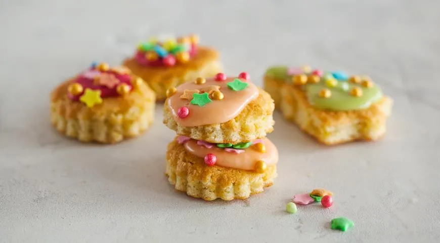 Keksplätzchen mit Zuckerguss für Ostern