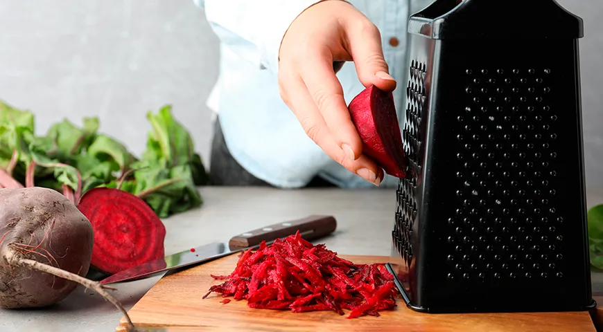 Rohe Rüben für den Salat müssen fein gerieben werden