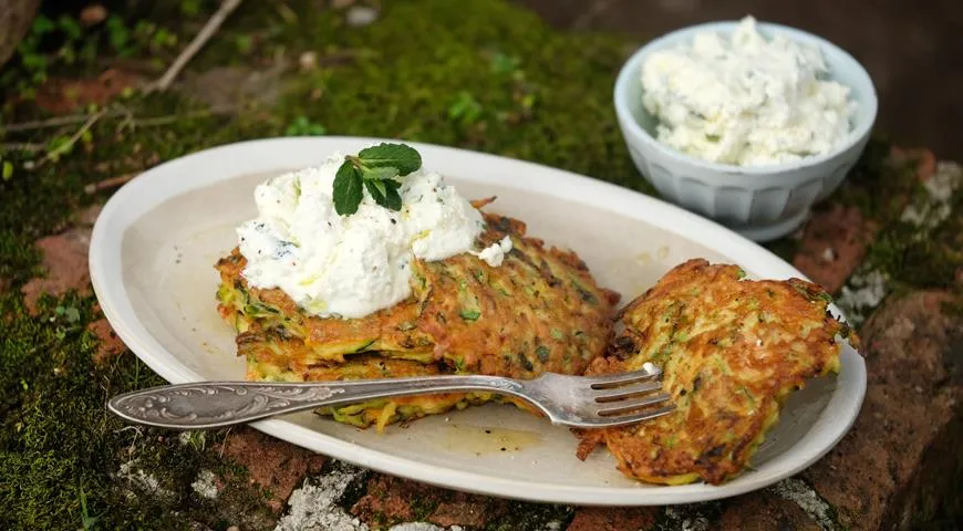 Zucchini-Pfannkuchen mit Quarkcreme