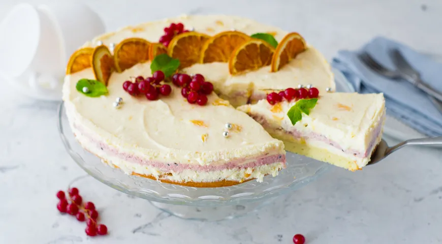 Um den Biskuitkuchen glatt zu streichen, haben wir Sahne mit Buttercreme, Puderzucker und Sahne verwendet, das Rezept finden Sie hier