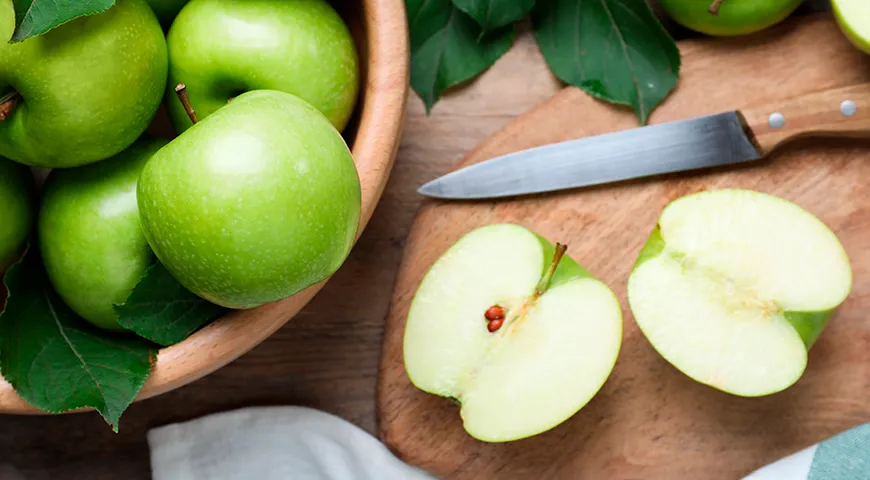 Für Charlotte eignen sich grüne Äpfel mit Säure (z. B. Sorten Antonovka, Semerenko, Granny Smith)