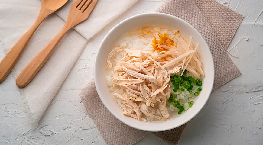 Chinesischer Konji-Reisbrei mit Hühnchen und Frühlingszwiebeln