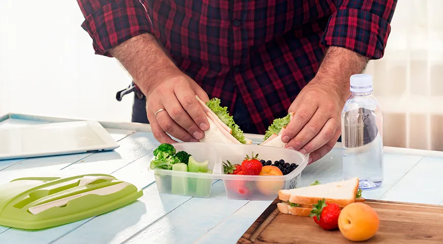 Ideal ist es, wenn die Gerichte, die Sie für die Lunchbox zubereiten, sowohl heiß als auch kalt gegessen werden können