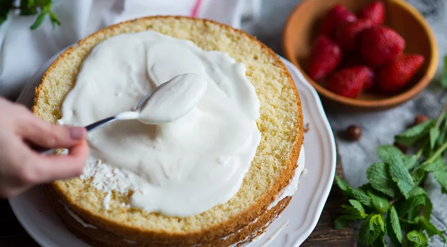 Eine einfache Sauerrahm-Kuchencreme ist rein von den Zutaten her einfach. Davon brauchst du nur 2: Sauerrahm und Puderzucker.