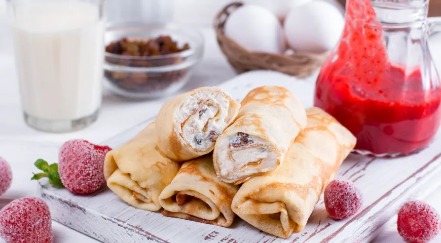 Pfannkuchen mit Quarkfüllung und Beeren