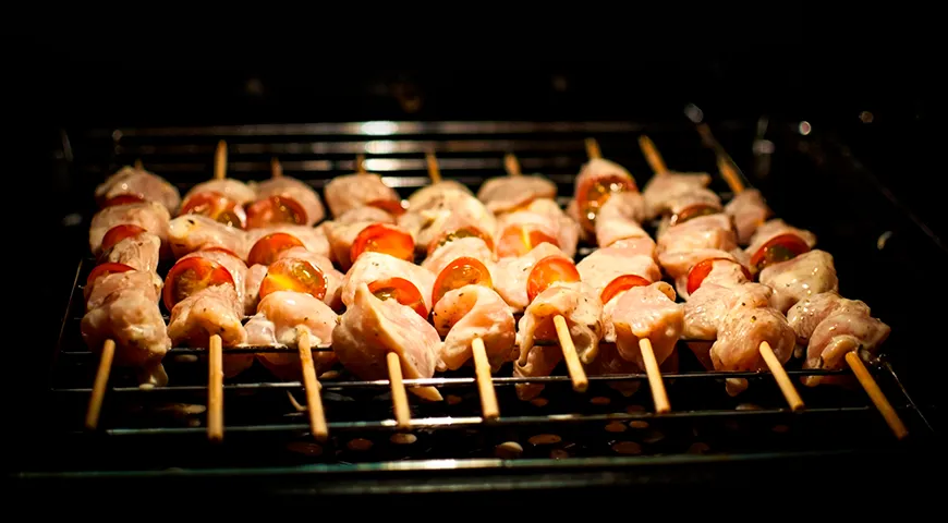 Für das Grillen im Backofen ist es am praktischsten, Einwegspieße zu verwenden