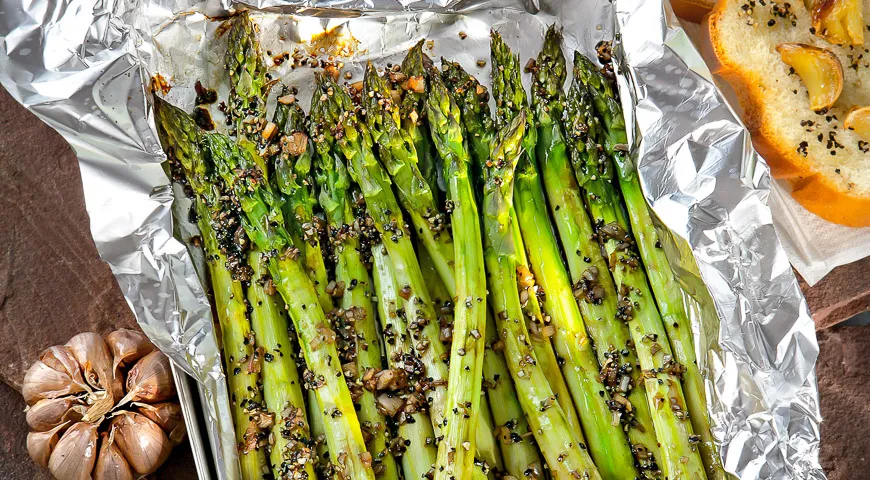 Spargel mit Knoblauchtoast und Zwiebel-Essig-Dressing