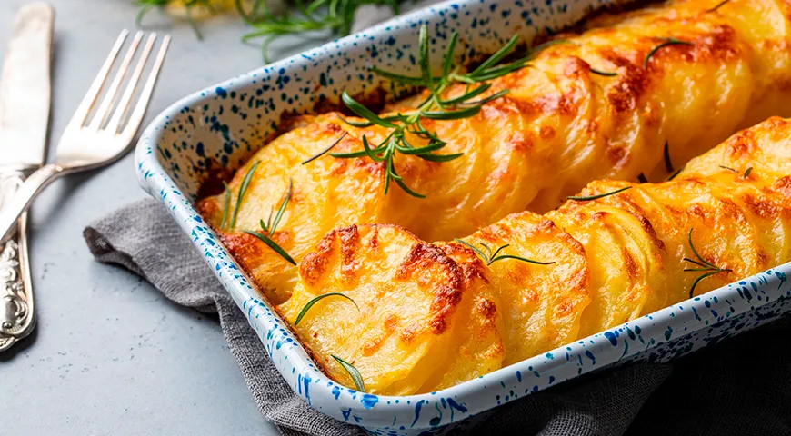 Um das Gratin mit einer appetitlichen goldbraunen Kruste zuzubereiten, bestreuen Sie es mit Hartkäse.