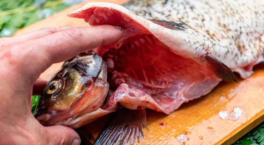 Machen Sie beim Schneiden von Brassen einen Schnitt von der Schwanzflosse bis zum Kopf. Entfernen Sie alle Eingeweide durch den Einschnitt