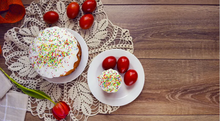 Eine spektakuläre und beliebte Osterdekoration – mit Zwiebelschalen bemalte Eier.