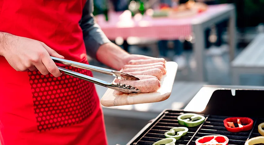 Kupaty kann auf verschiedene Arten zubereitet werden: in der Pfanne, im Ofen, auf dem Grill