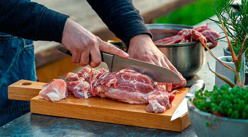 Für den Schaschlik das Schweinefleisch in 4–5 cm große Würfel schneiden